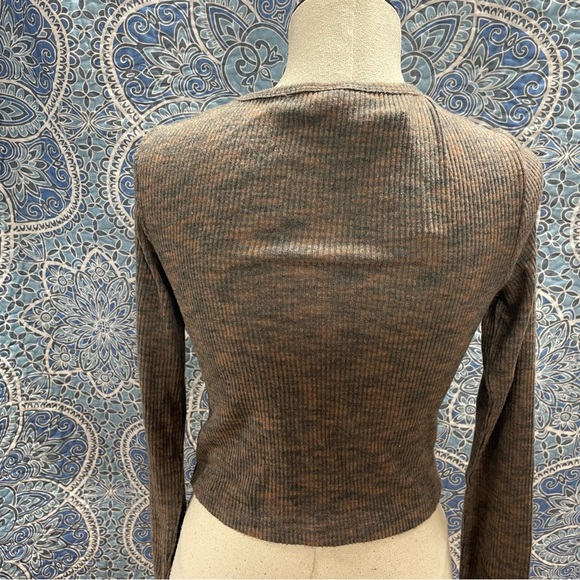 Cropped long sleeve open sweater - Picture 3 of 9